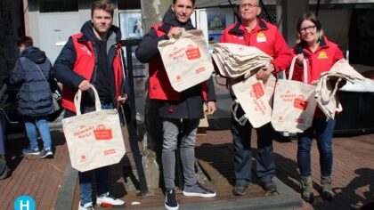 Promotieteam deelt ‘Welkom op de markt’ tasjes uit