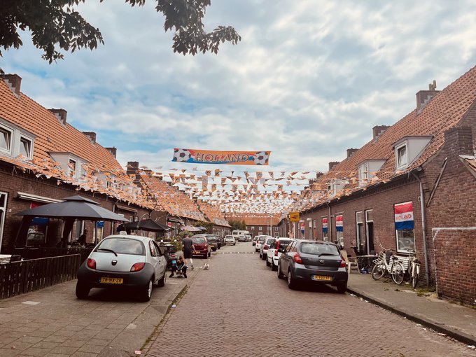 Gemeente: ‘Hang oranje versiering ruim 4 meter hoog’