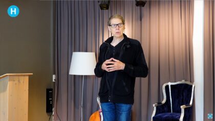 Wim Daniëls opent de gedichtenwandeling in Helmond