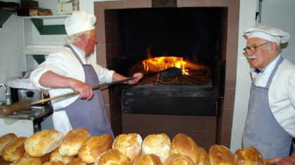 Vloerbrood bakken in Jan Visser Museum