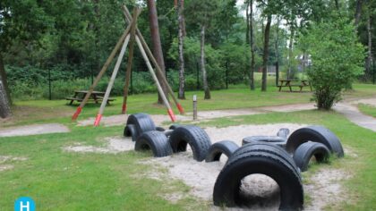 Rijpelroets opent speeltuin voor een nacht slapen op het gras