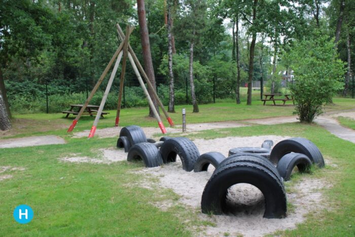 Rijpelroets opent speeltuin voor een nacht slapen op het gras