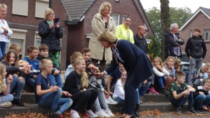 Kinderen vieren bevrijding Brouwhuis op Louis Donkersplein