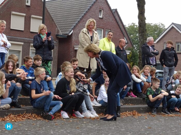 Kinderen vieren bevrijding Brouwhuis op Louis Donkersplein