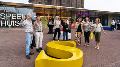 Het Speelhuisplein permanent versiert met negen S-en