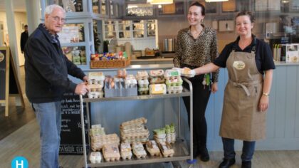 Eieren inpakken voor opknapbeurt binnentuin Pannehoeve