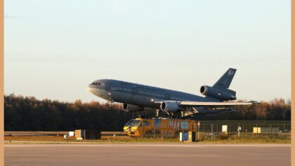 Laatste KDC-10 maakt afscheidsvlucht boven Nederland