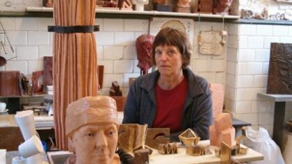 Trudie Broos, maakster borstbeeld Lucas Gassel bij Kunstlokaal42