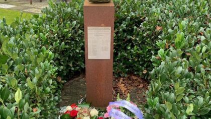 70 jaar Molukkers in Nederland; bloemen bij monument