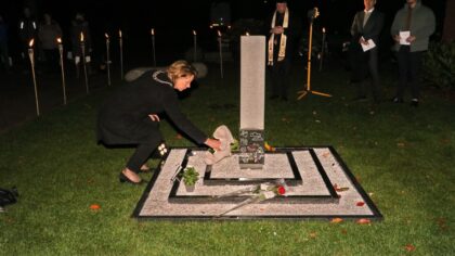 Inzegening monument jong overleden en doodgeboren kinderen