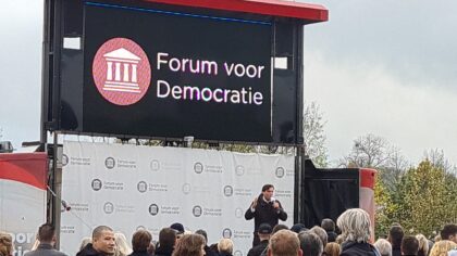 Thierry Baudet en zijn verkiezingskaravaan in Helmond