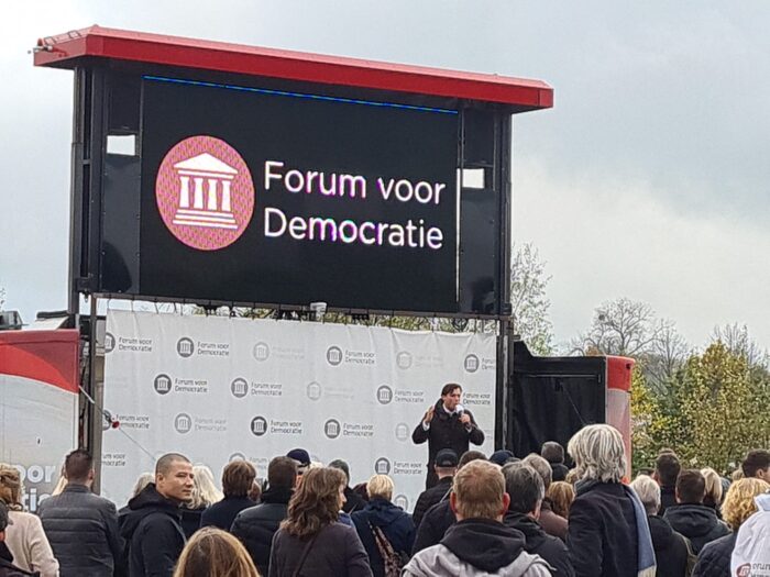 Thierry Baudet en zijn verkiezingskaravaan in Helmond