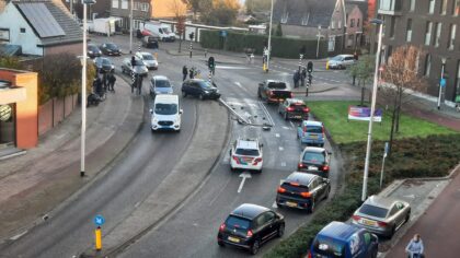 Botsing auto en scooter op kruising Uiverlaan-Willem Prinsenstraat
