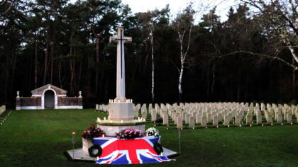 Lichtjes op de oorlogsgraven Brits Ereveld in Mierlo