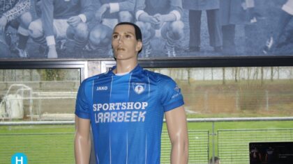 Bruheze presenteert het nieuwe shirt aan Helmond