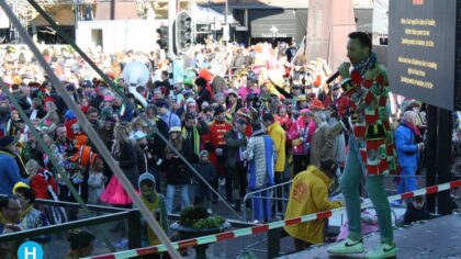 Gezellig feest op Mizunalleplein Hil Helmond zingt