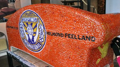De puzzel van de Orange Social Sofa is gelegd