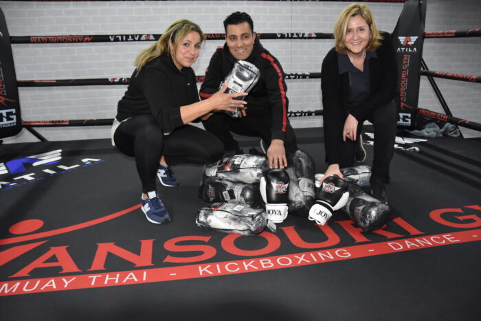 Bokshandschoenen voor Mansouri gym van PvdA Helmond