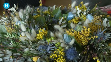 Met opbrengst bloemenkransen helpt Sasha haar volk