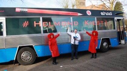 Stembus met Zus en Zouwe bezoekt de stembureaus