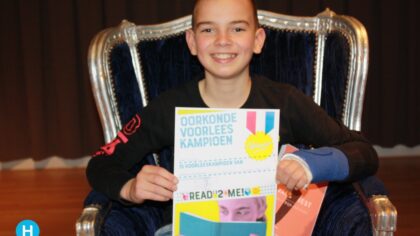 Daan Schuurmans wint finale voorleeswedstrijd Read2Me