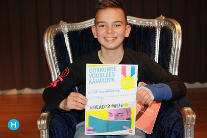 Daan Schuurmans wint finale voorleeswedstrijd Read2Me