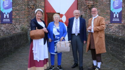Burgemeester ontvangt diamanten paren in kasteel