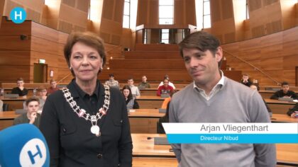 Directeur Nibud praat met scholieren over geld