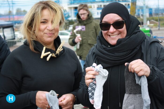 Twee dames hangteam Ouwe Sok gehuldigd als Helden van Helmond