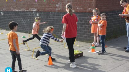 Kinderen in Brouwhuis hebben plezier op Koningsspelen