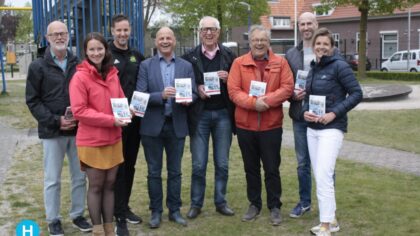 Wethouder Harrie van Dijk neemt officieel de activiteitengids 55+ in gebruik