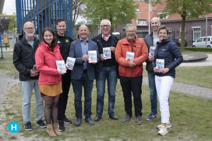 Wethouder Harrie van Dijk neemt officieel de activiteitengids 55+ in gebruik