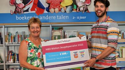 Leesmediacoach Toos van den Beuken van de bieb in Helmond verrast