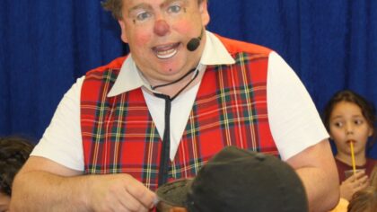 Clown Erico zet speeltuin Leonardus op zijn kop