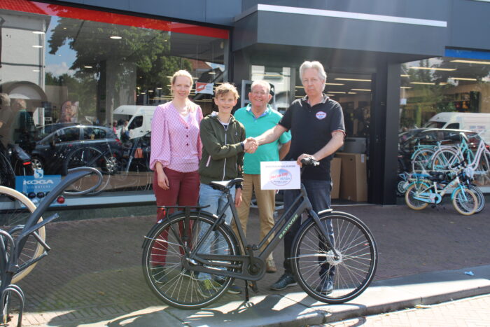 Lidwien is de gelukkige winnares van Rondje Helmond