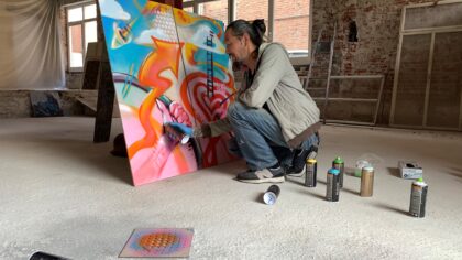 Graffiti kunstenaar kleurt leegstaand pand