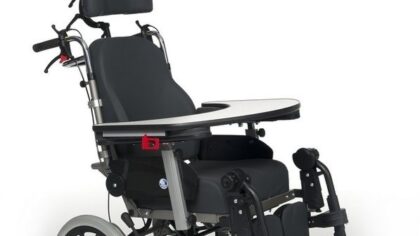 Help Roemeense Irinel aan een kantelrolstoel
