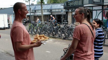 Perron 3 viert nog steeds Donuts Day op de eerste vrijdag in juni