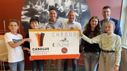 Cheques Glazen Huis Carolus Borromeus College uitgereikt