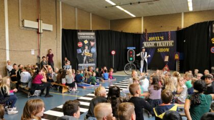Magic Traffic Show voor de kinderen van OKC de Stroom