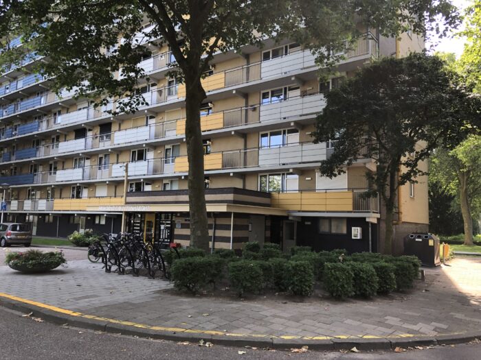 Woningcorporatie woCom plaatst Buurtkastje bij flats Houtsdonk