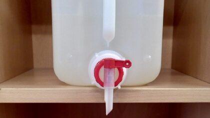 Wasmiddel en afwasmiddel flessen hervullen.