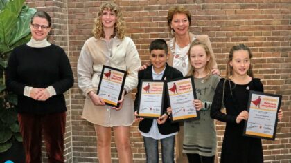 Video: Iris, Resa, Soheib en Yara ontvangen een Jeugdlintje