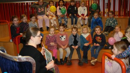 Voorleesontbijt met de wethouder en een hutje bouwen