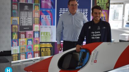 Kanoër Joris Otten presenteert hoofdsponsor