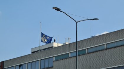 Vlag halfstok bij politiebureau Helmond
