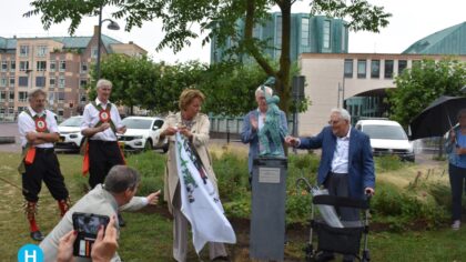 Herinnering aan Helmondse Morrisdansers met beeldje in Kasteeltuin