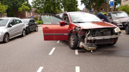 Geschrokken automobiliste ramt geparkeerde auto