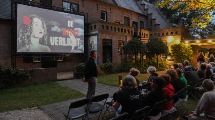 Film kijken in de tuin van De Wieger in Deurne