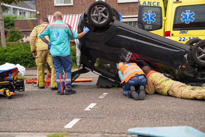 Auto over de kop in Helmond, vrouw gewond